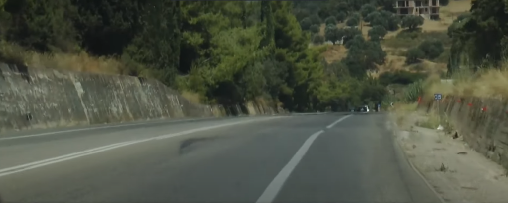 Επεισόδια με Ρομά για την 5χρονη που πέθανε στο δυστύχημα στην Αχαΐα – Έκαιγαν λάστιχα και έκλεισαν την εθνική οδό Πατρών – Πύργου (pics&vid)