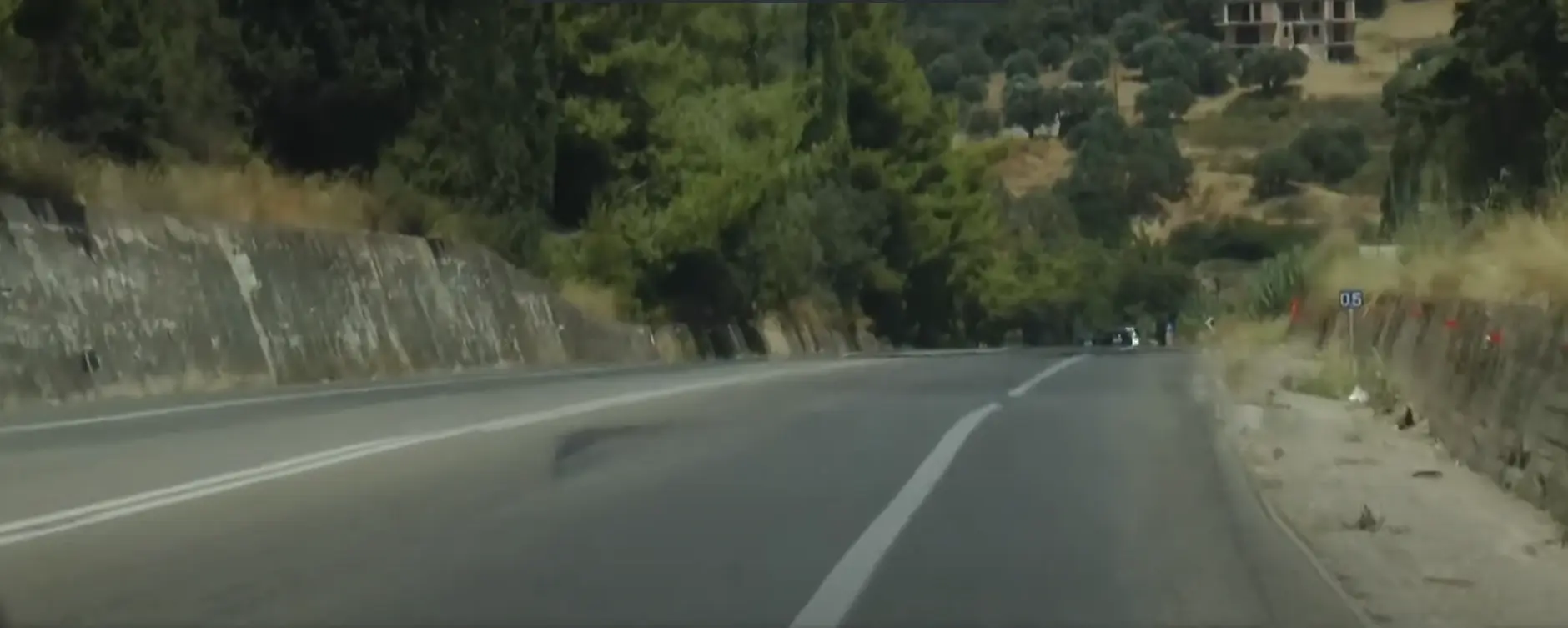 Επεισόδια με Ρομά για την 5χρονη που πέθανε στο δυστύχημα στην Αχαΐα – Έκαιγαν λάστιχα και έκλεισαν την εθνική οδό Πατρών – Πύργου (pics&vid)