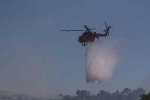 Γαλλία: Η μεγαλύτερη πυρκαγιά του καλοκαιριού καίει 120.000 στρέμματα – Ένας νεκρός και 9 τραυματίες