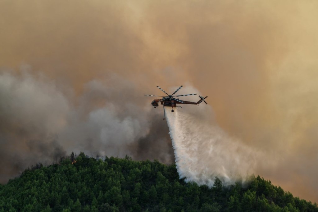 Συνεχίζεται η μάχη με τις φλόγες στη Σαμοθράκη – Προσπάθεια να τεθεί υπό έλεγχο πριν δύσει ο ήλιος (pics&vids)