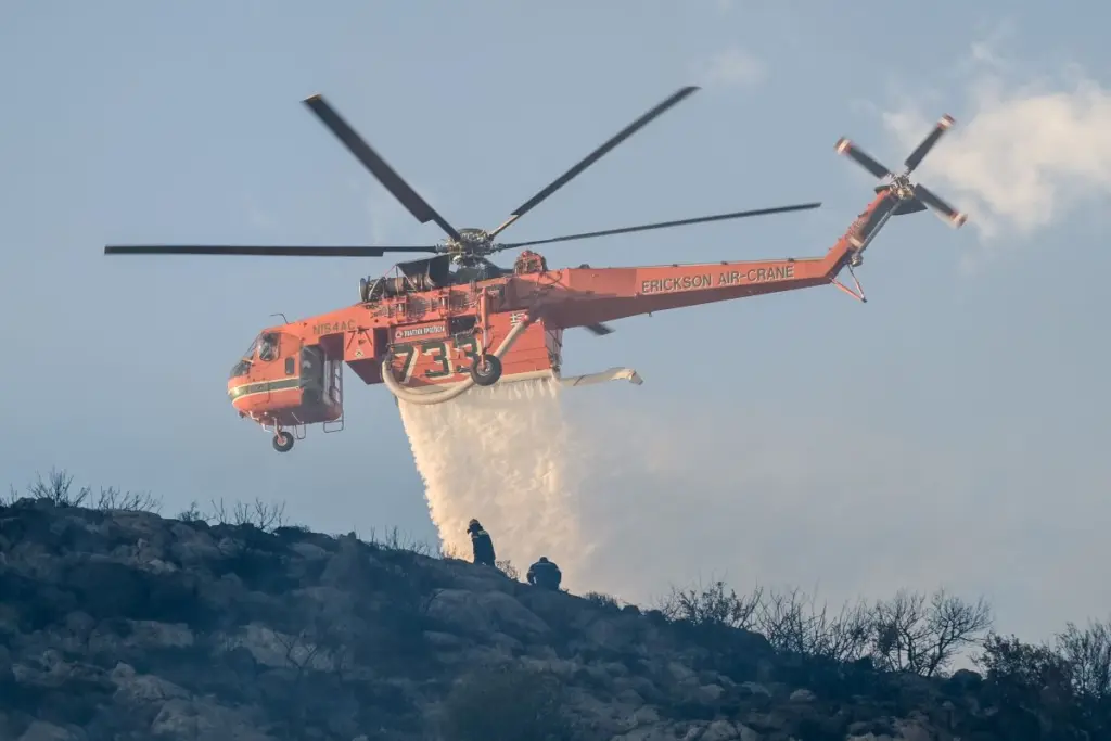 Φωτιά σε αγροτοδασική έκταση στην Αργολίδα – Στη μάχη 8 εναέρια