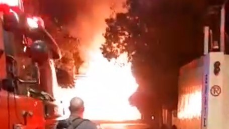 Φωτιά σε εργοστάσιο στον Πειραιά – Καίγονται παλέτες και σκουπίδια (vids)