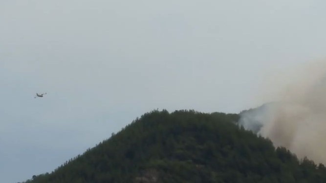 Μαίνεται η μάχη των πυροσβεστών με τη φωτιά στη Θάσο μετά τη μεγάλη αναζωπύρωση (vids)