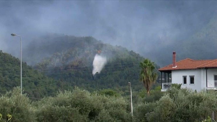 Σε ύφεση η φωτιά στη Θάσο – “Μέχρι το βράδυ θα έχει τεθεί υπό έλεγχο” (vids)