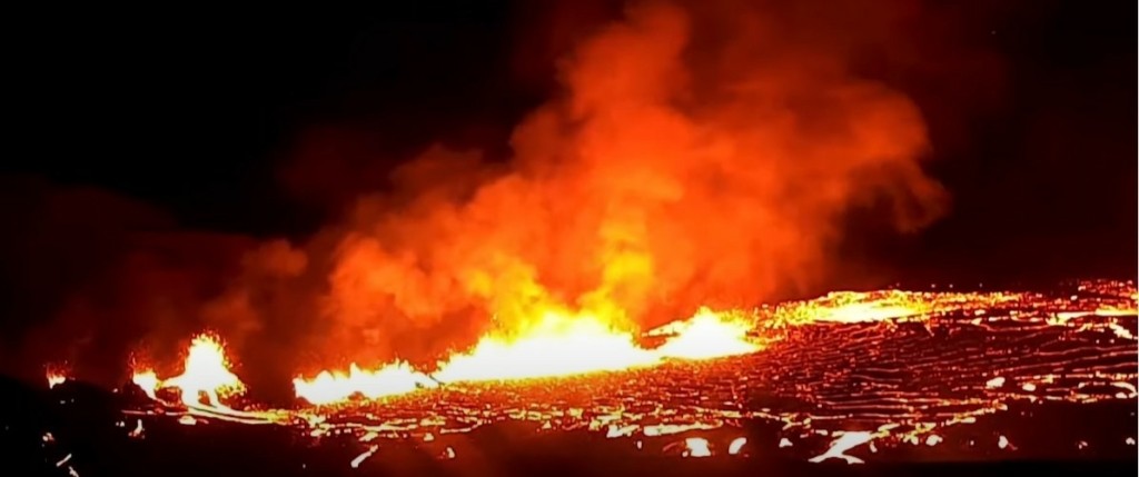 Εικόνες που κόβουν την ανάσα από το ηφαίστειο στην Ισλανδία (pic&vid)