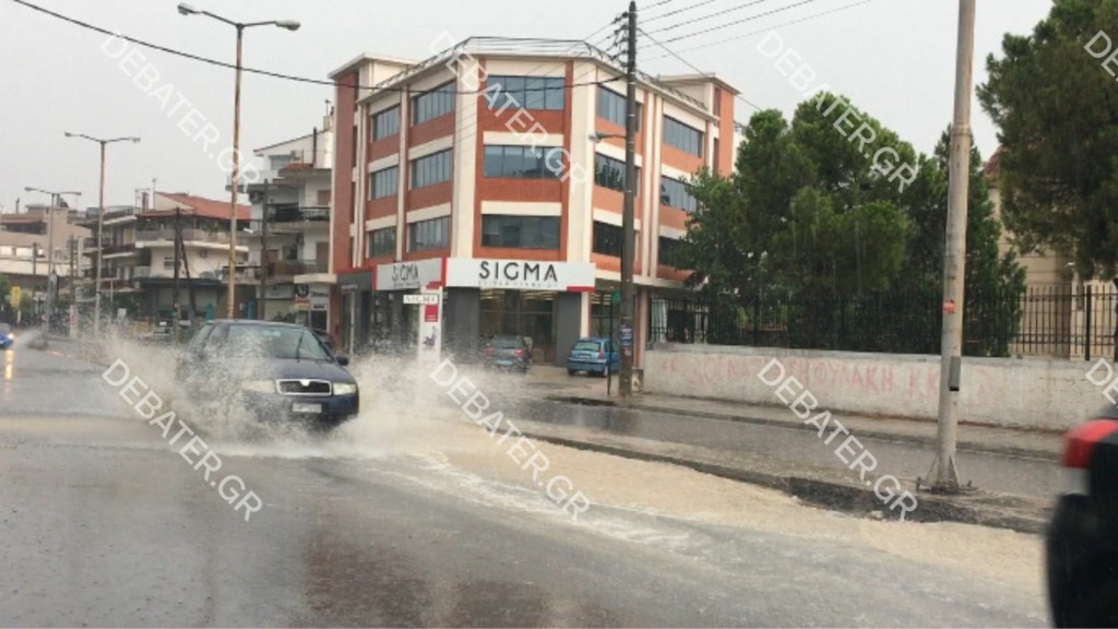 “Βροχή” τα προβλήματα στην Αττική – Ποτάμια οι δρόμοι, καθιζήσεις και απεγκλωβισμοί οδηγών (pics&vids)