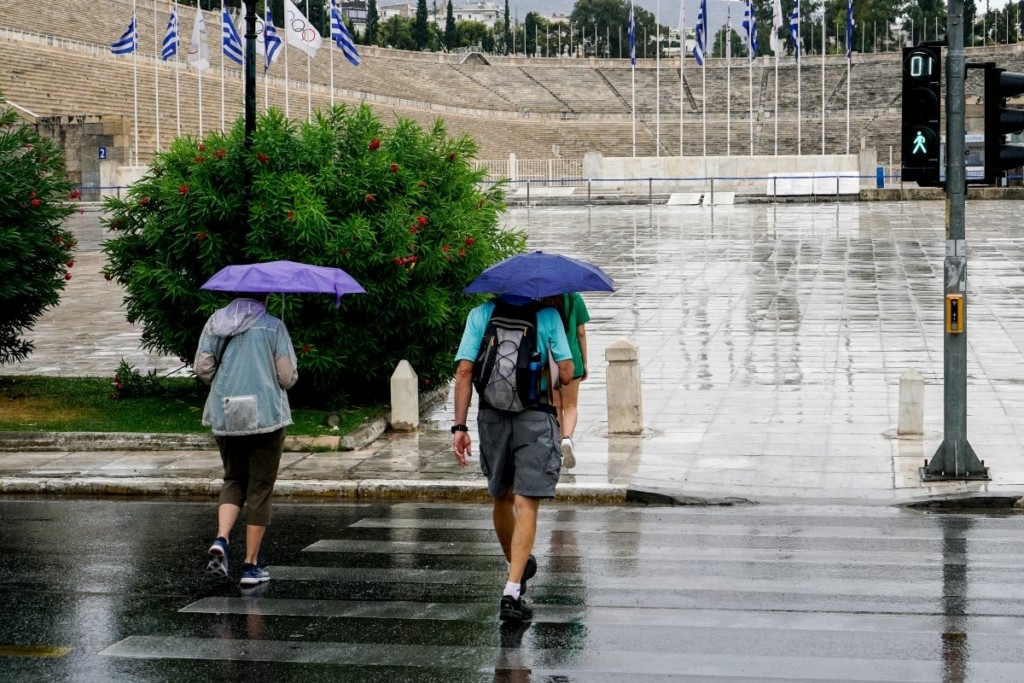Μαίνεται η κακοκαιρία στην Αττική – Σε ποιους δρόμους υπάρχουν προβλήματα – Αποκαταστάθηκε η κυκλοφορία στην Πειραιώς (vids)