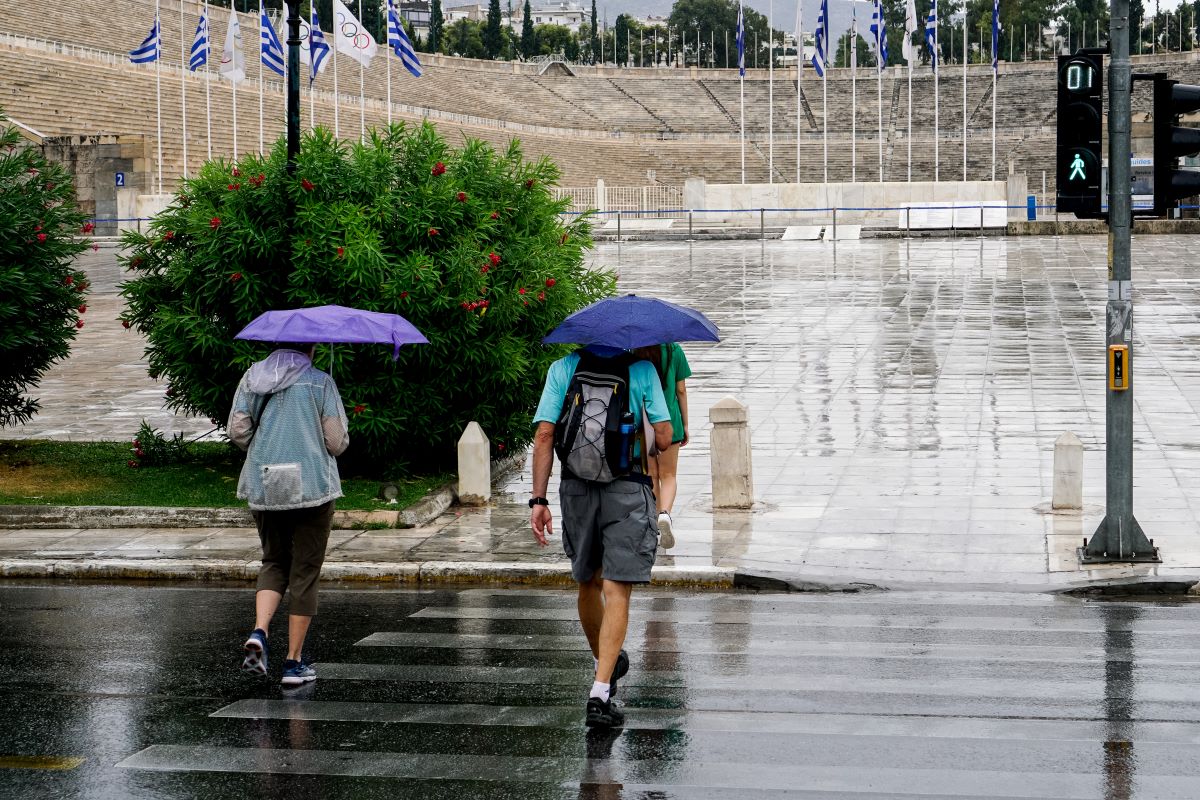 Μαίνεται η κακοκαιρία στην Αττική – Σε ποιους δρόμους υπάρχουν προβλήματα – Αποκαταστάθηκε η κυκλοφορία στην Πειραιώς (vids)