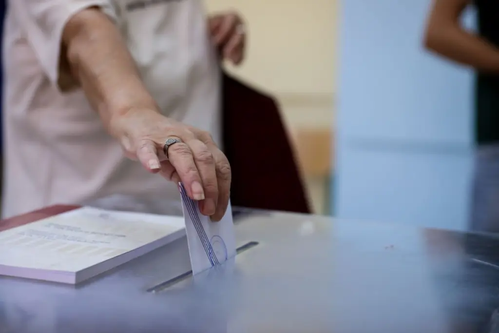 Απογοητευμένοι και θυμωμένοι οι Έλληνες σύμφωνα με νέα δημοσκόπηση – Μειώνεται η διαφορά ΝΔ – ΣΥΡΙΖΑ