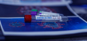 ΕΟΔΥ: 138 νέες εισαγωγές κορονοϊού και 12 θάνατοι την τελευταία εβδομάδα – Δύο νέα σοβαρά κρούσματα γρίπης