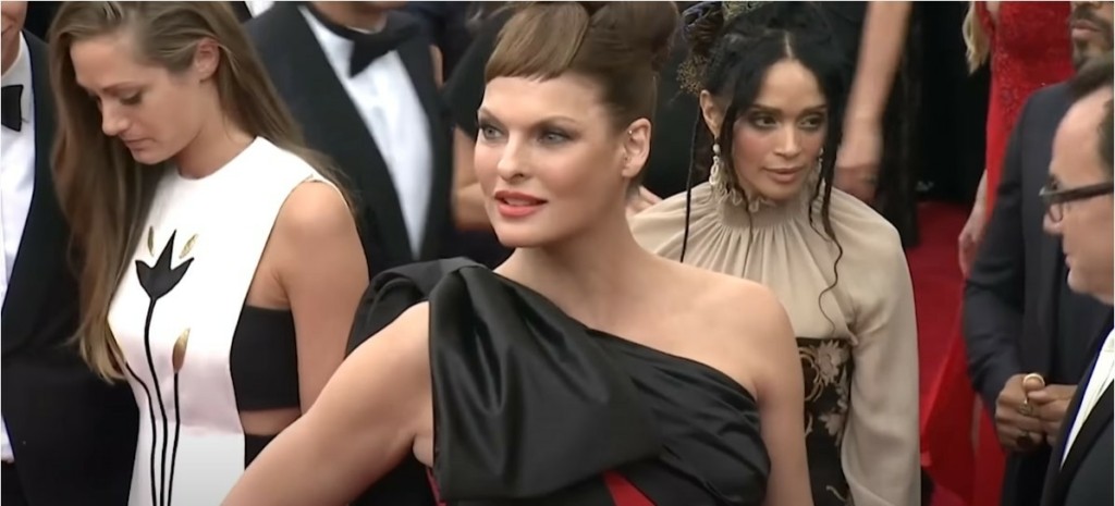 Η Linda Evangelista επέστρεψε – Έγινε εξώφυλλο στο Vogue (pics)