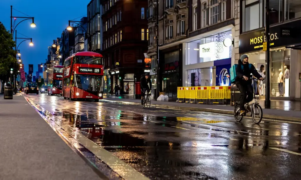 Με 105 σημαίες η Oxford Street “φωνάζει” υπέρ της “καθαρής” ενέργειας (pics)
