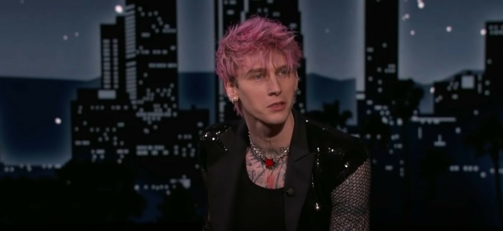 Είναι “τρελός” ο Machine Gun Kelly; Έσπασε στο κεφάλι του ένα ποτήρι κρασιού (vids)