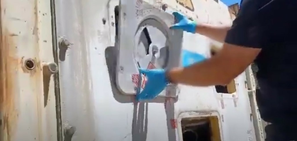 Είχαν κρύψει μέσα σε ψυκτικό μηχάνημα μεγάλη ποσότητα κοκαΐνης (vid)