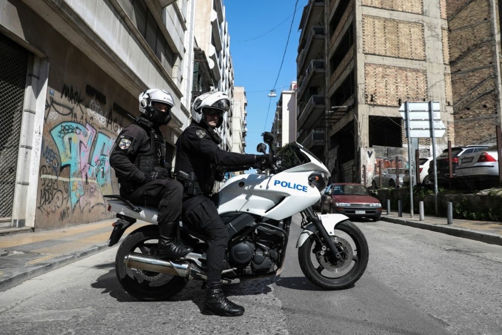Δραματική διακομιδή στη Θεσσαλονίκη – “Γέφυρα ζωής” για τη μεταφορά 6χρονου στο ΑΧΕΠΑ έστησαν αστυνομικοί (vid)