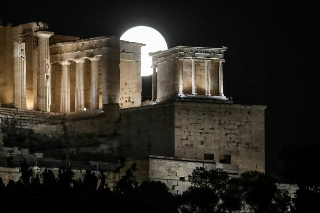 Η Πανσέληνος του Αυγούστου “αγκάλιασε” την Ακρόπολη – Εντυπωσιακές εικόνες από τον αττικό ουρανό