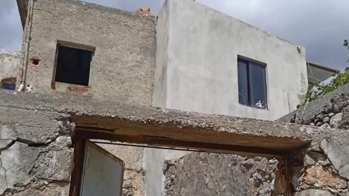 Απίστευτη τραγωδία στο Ρέθυμνο – 77χρονη είχε πάει για τη βάφτιση της εγγονής της, κατέρρευσε το πάτωμα και την καταπλάκωσε (vids)