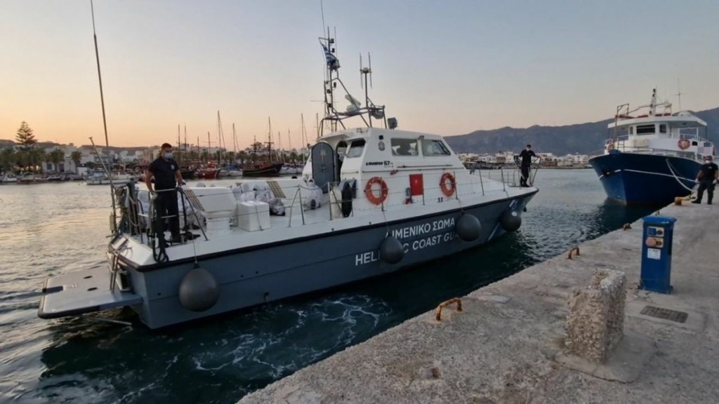 Λιγοστεύουν οι ελπίδες για επιζώντες από το ναυάγιο με μετανάστες ανοιχτά της Ρόδου – Οι μαρτυρίες που καίνε τους διακινητές (vids)
