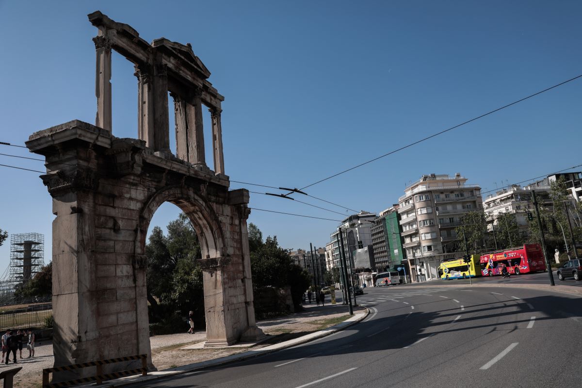 Συνέλαβαν επ’ αυτοφώρω πορτοφολάδες στους Στύλους του Ολυμπίου Διός – Πώς τους “τσάκωσαν” οι αστυνομικοί