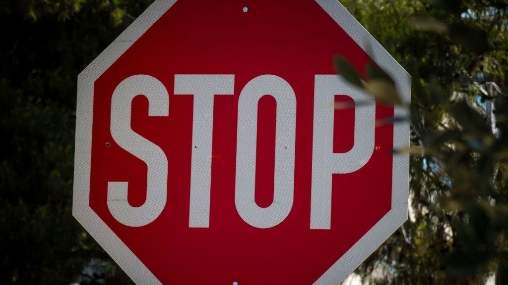 Απίστευτο περιστατικό – Νταής παραβίασε STOP, κατέβηκε από το αυτοκίνητο και χαστούκισε γυναίκα στη μέση του δρόμου! (vid)