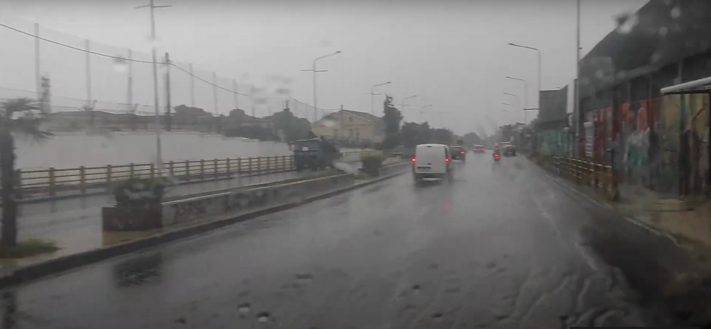 Οι δρόμοι έγιναν ποτάμια στη Θεσσαλονίκη από την ισχυρή νεροποντή – Ασταμάτητοι οι κεραυνοί κάνουν τη νύχτα μέρα (vid)