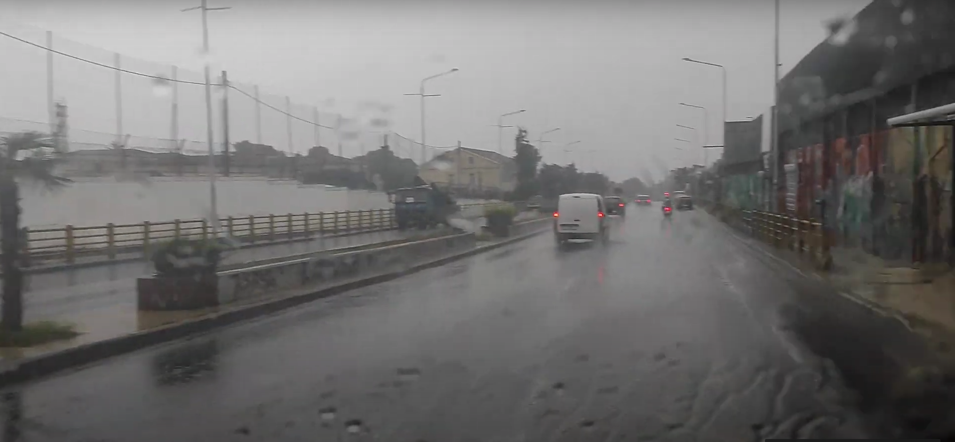 Οι δρόμοι έγιναν ποτάμια στη Θεσσαλονίκη από την ισχυρή νεροποντή – Ασταμάτητοι οι κεραυνοί κάνουν τη νύχτα μέρα (vid)