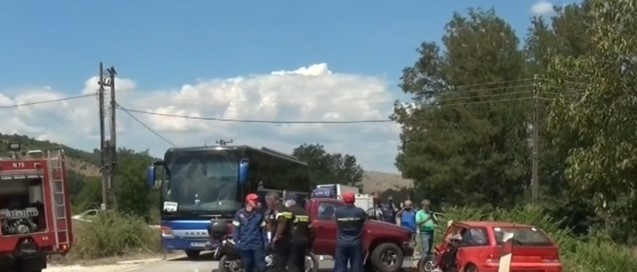 Με αίμα “βάφτηκε” η άσφαλτος στα Ιωάννινα – Ένας νεκρός και δύο τραυματίες από καραμπόλα τεσσάρων οχημάτων (pics&vid)