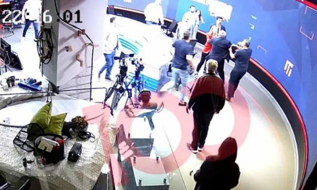 Ο κακός χαμός σε τηλεοπτικό στούντιο στην Τουρκία – Βουλευτής έδειρε δημοσιογράφο (vid)