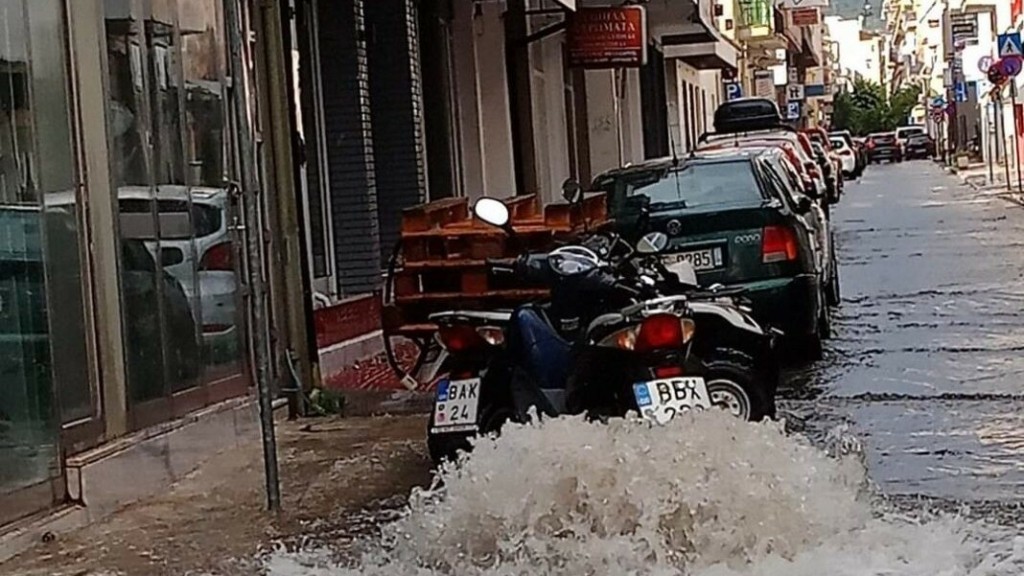 Δραματικός απεγκλωβισμός βρέφους από το μπουρίνι στον Βόλο – Πώς το έσωσαν εθελοντές (vid)