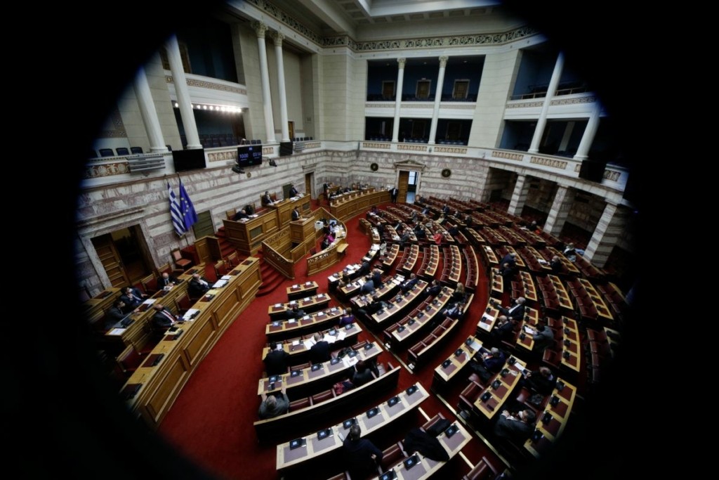 “Μυρίζει μπαρούτι” στη Βουλή – Ποια η στάση του πρωθυπουργού στη σημερινή συζήτηση – Έτοιμος για όλα ο Τσίπρας