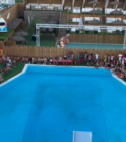 Πήρε τόση φόρα που εκτοξεύτηκε στα εννιά μέτρα σε νεροτσουλήθρα στη Γαλλία – Η “θανατηφόρα” βουτιά συγκλόνισε τους θεατές (vid)