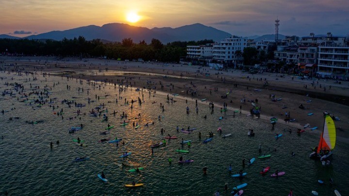Χιλιάδες τουρίστες εγκλωβισμένοι στην “κινεζική Χαβάη” λόγω κορονοϊού