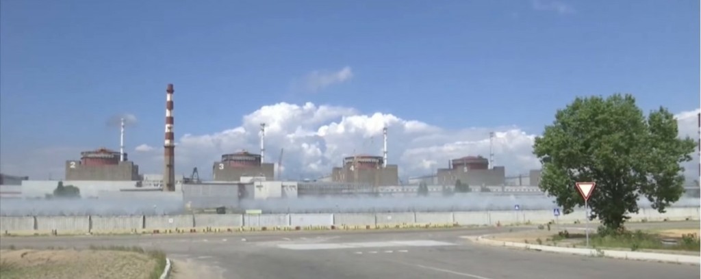 Oι συγκρούσεις γύρω από τη Ζαπορίζια τρομάζουν τους Πολωνούς – Μοιράζουν χάπια ιωδίου σε πολίτες