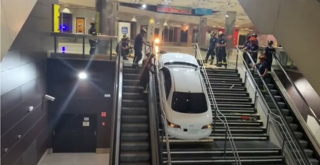 Κατάφερε να σφηνώσει το κλεμμένο αυτοκίνητο… στις σκάλες του μετρό (vid)