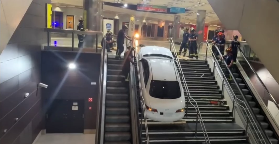 Κατάφερε να σφηνώσει το κλεμμένο αυτοκίνητο… στις σκάλες του μετρό (vid)