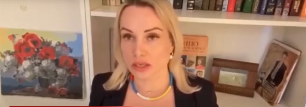 Συνελήφθη η Ρωσίδα δημοσιογράφος που διέκοψε δελτίο ειδήσεων με πλακάτ κατά του πολέμου – Έγινε έφοδος στο σπίτι της