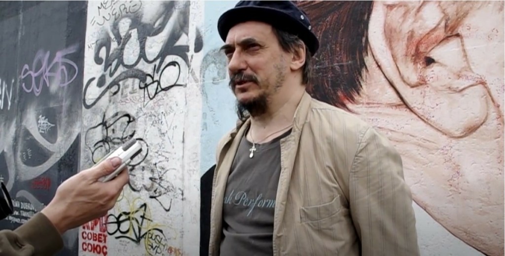 Πέθανε ο Ντμίτρι Βρούμπελ – Ο δημιουργός του “θρυλικού” γκράφιτι με το φιλί Μπρέζνιεφ – Χόνεκερ (pic&vid)