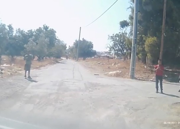 Το σταυροδρόμι “παγίδα” για τους οδηγούς στο Μενίδι – Πετάγονται στον δρόμο, παγιδεύουν αυτοκίνητα και κλέβουν (vid)