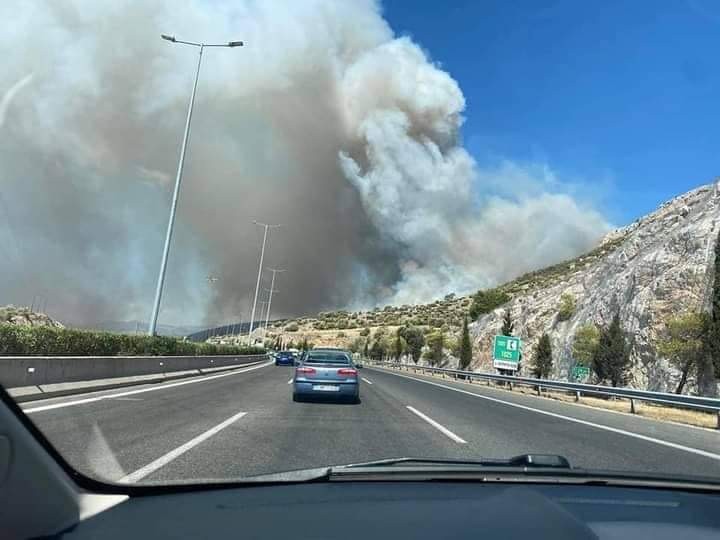 Μεγάλη φωτιά στη Νέα Πέραμο – Μήνυμα από το 112 για εκκένωση της Άνω Βλυχάδας – Κλειστή η Αθηνών – Κορίνθου (pics&vid)