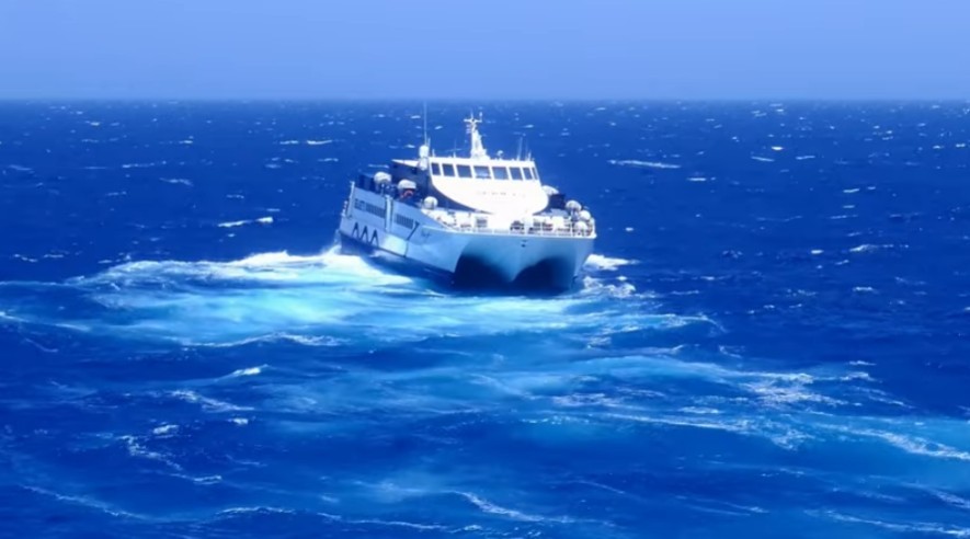 Απίστευτο βίντεο – Το Sifnos Jet πλέει “σαν καρυδότσουφλο” – Μάχη να δέσει στο λιμάνι με ανέμους πάνω από 7 μποφόρ