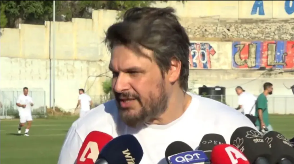 Ο Πάνος Κιάμος τραγουδάει μες στην καλή χαρά στην OPAP Arena (vid)
