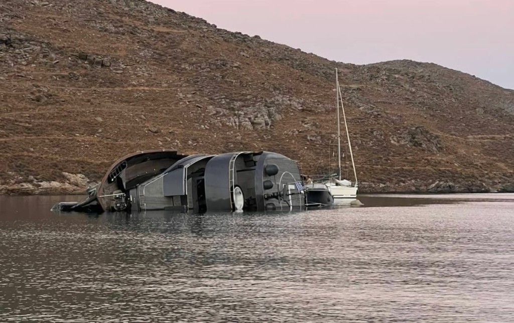 Βυθίστηκε κατά το ήμισυ σε παραλία της Κύθνου η διάσημη θαλαμηγός “007” – Βίντεο ντοκουμέντο (pics)