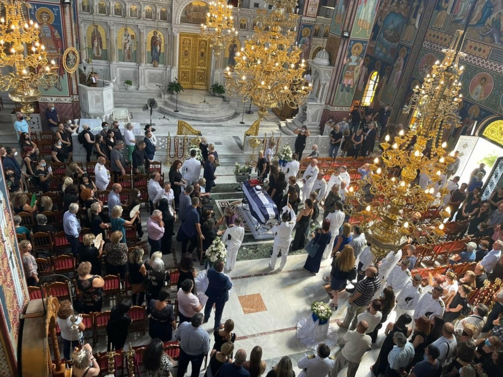 Τελευταίος αποχαιρετισμός με στρατιωτικές τιμές στη 19χρονη Θάλεια – Σπαραγμός στην κηδεία της (pics&vid)