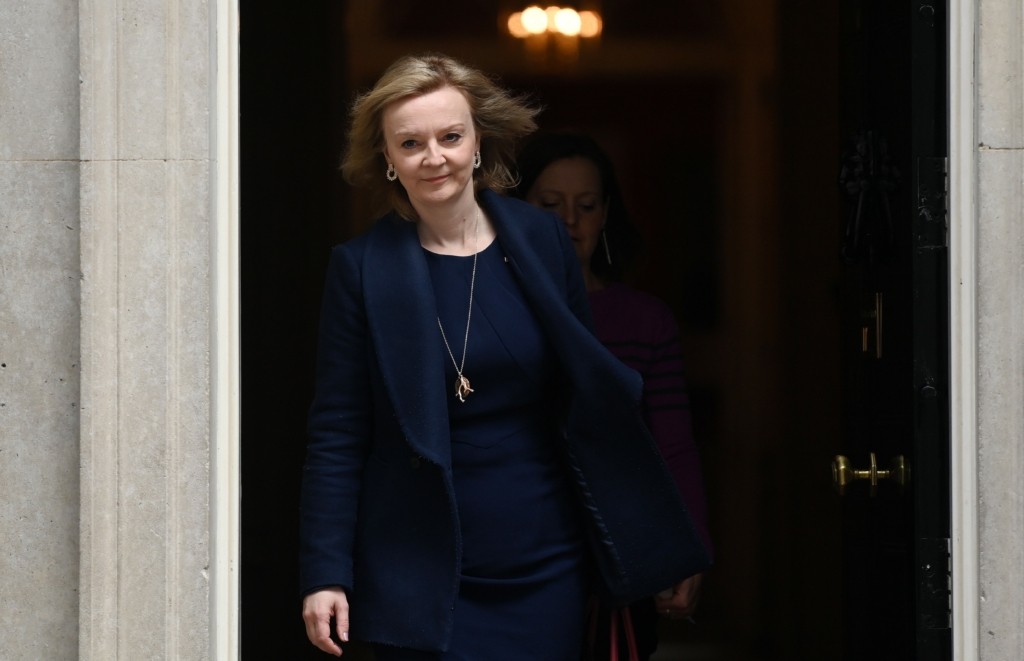 Από φιλελεύθερη βαθιά συντηρητική – Η στροφή 180 μοιρών για Brexit και η “αγωνία” των Βρυξελλών