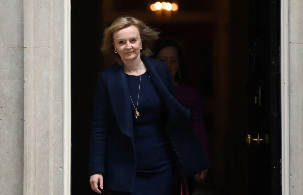 Από φιλελεύθερη βαθιά συντηρητική – Η στροφή 180 μοιρών για Brexit και η “αγωνία” των Βρυξελλών