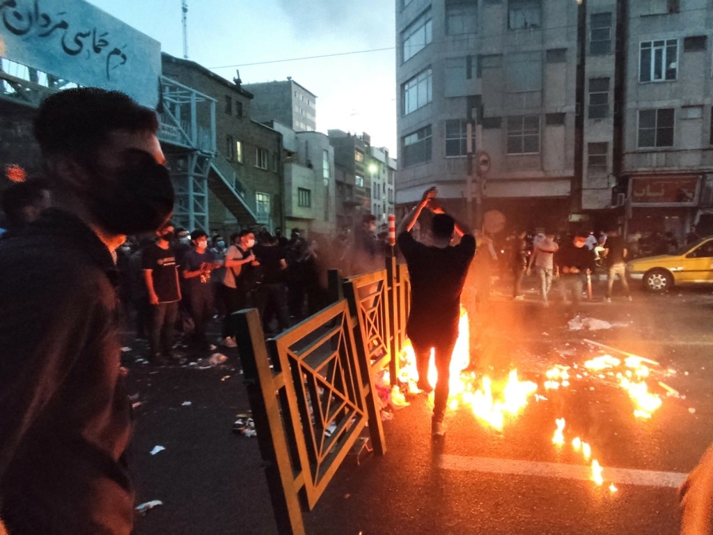 O πρόεδρος του Ιράν μιλά για “ελευθερία έκφρασης” ενώ πεθαίνει κόσμος στις διαδηλώσεις – Ζητά έρευνα για τη Μαχσά Αμινί