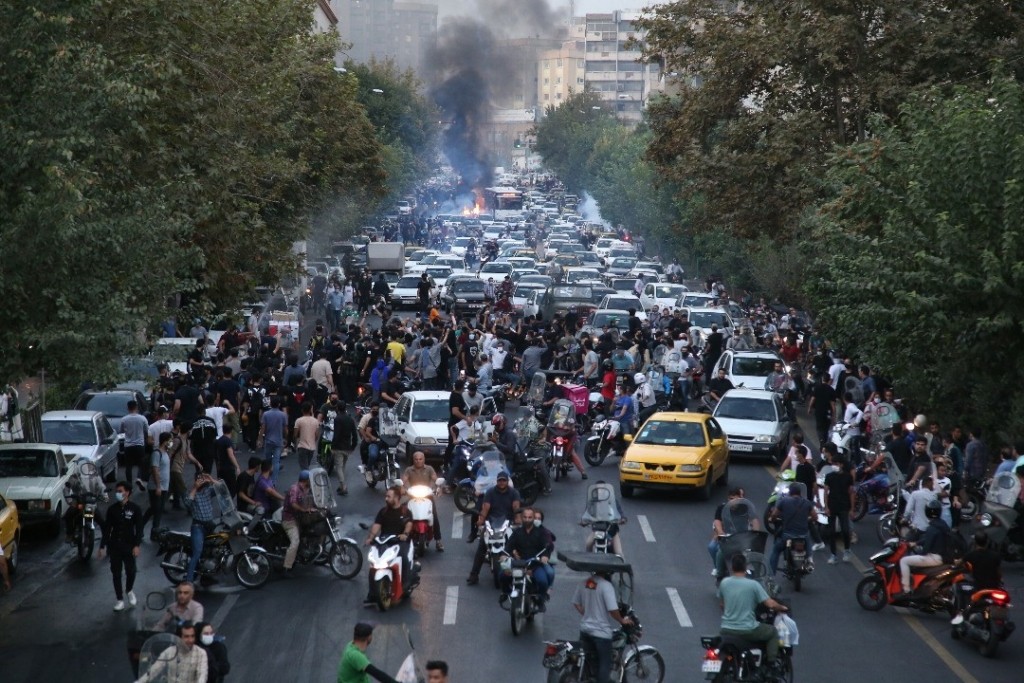 Το Ιράν “φλέγεται” μετά τον βασανιστικό θάνατο 22χρονης – Τουλάχιστον 9 νεκροί και εκατοντάδες τραυματίες στις διαδηλώσεις (vids)