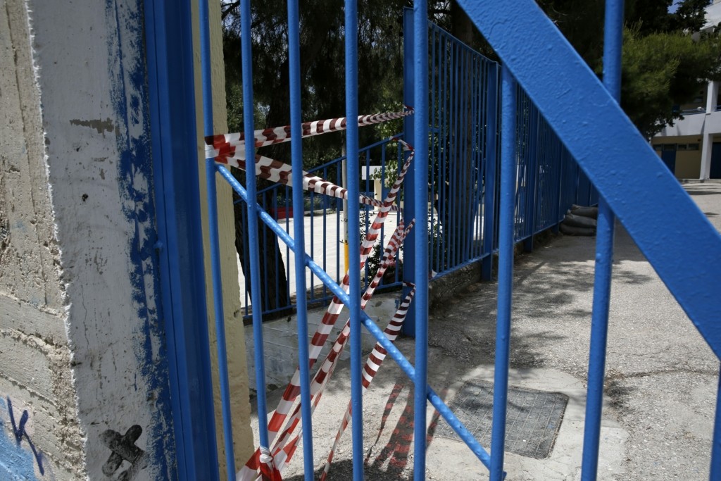 “Θα σας φάω, θα σας χτυπήσω” – Γυναίκα εισέβαλε σε σχολείο και απειλούσε να μαχαιρώσει παιδιά