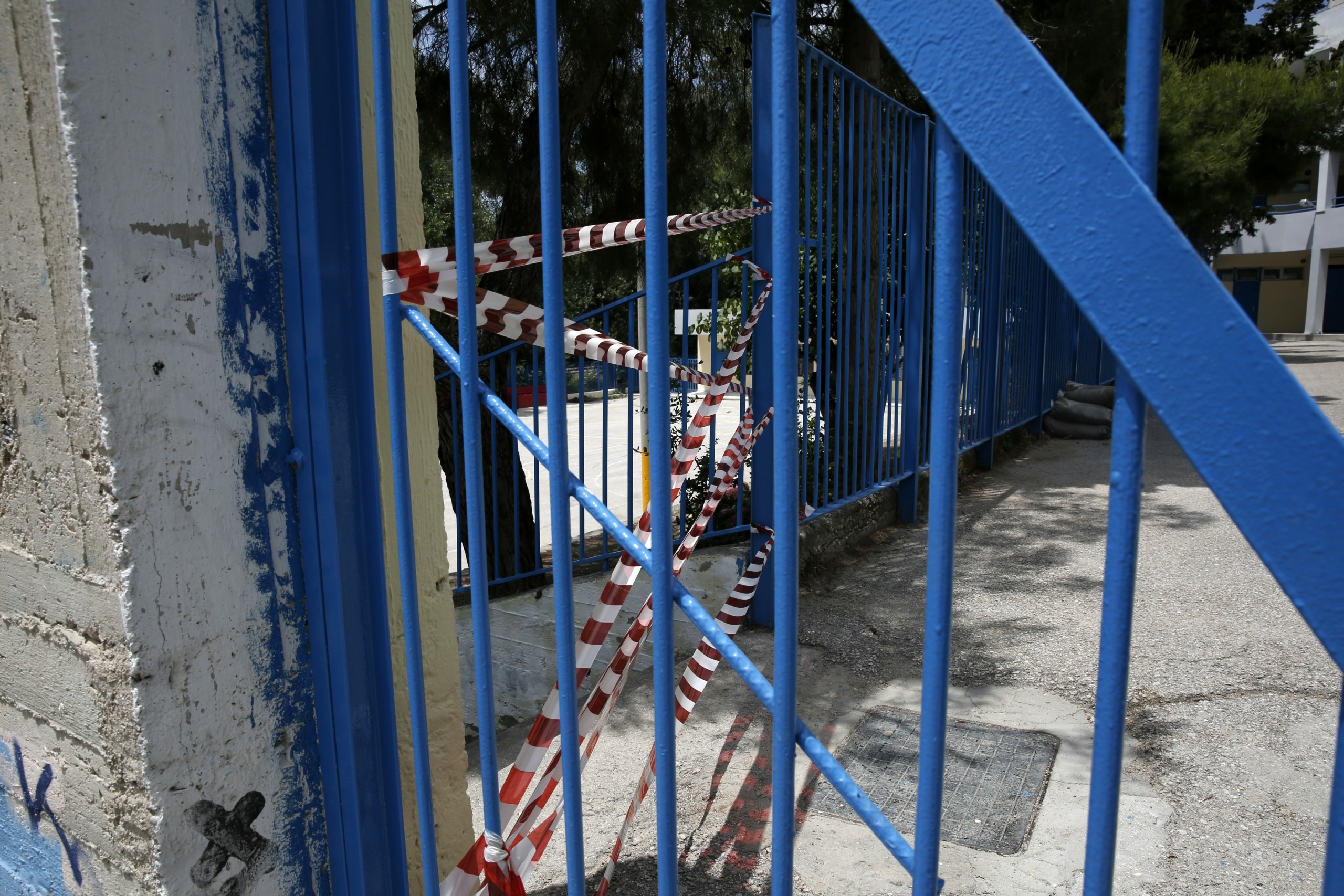 “Θα σας φάω, θα σας χτυπήσω” – Γυναίκα εισέβαλε σε σχολείο και απειλούσε να μαχαιρώσει παιδιά