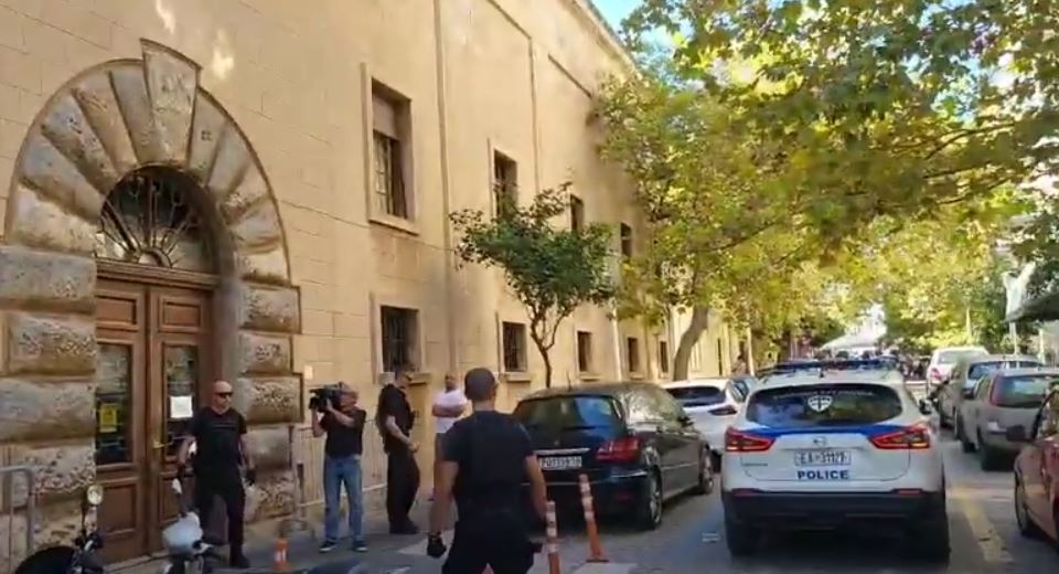 Προσωρινά κρατούμενοι ο πατέρας και ο γιος που κατηγορούνται για τη δολοφονία εργολάβου στη Ρόδο – Ένταση έξω από το δικαστήριο (vid)